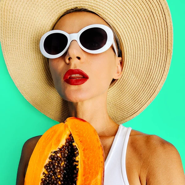 Fresh Summer Lady Acessórios Elegantes Chapéu Óculos Sol Roupa Praia — Fotografia de Stock