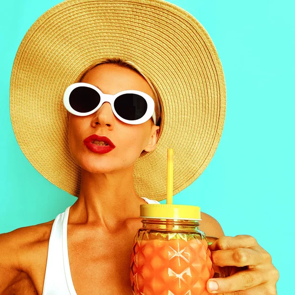 Stilvolle Strandurlaub Mädchen Verwenden Sie Für Ihren Partyflyer Strandfrische Stimmung — Stockfoto