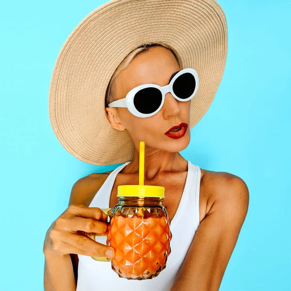 Strandurlaubsstimmung Glamouröse Blondine Mit Frischem Cocktail Strandparty Look — Stockfoto