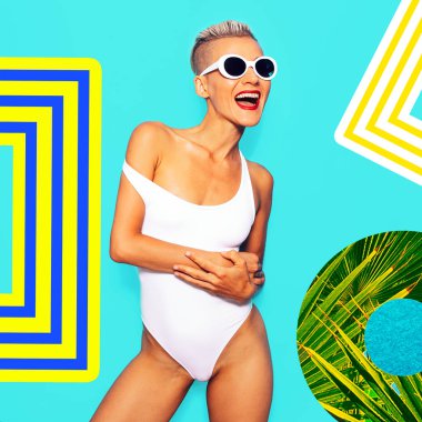 Şık beyaz mayo mutlu sarışın model. Plaj moda ruh hali