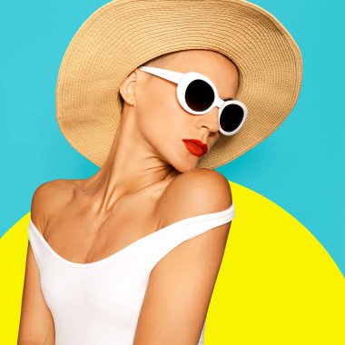 Bayan şık plaj aksesuarları. En az geometri ve şık tatil Vibes. Eğilim güneş gözlüğü ve şapka