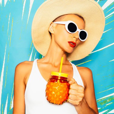 Kız plaj tatil tarzı. Moda aksesuar şapka ve sunglasse