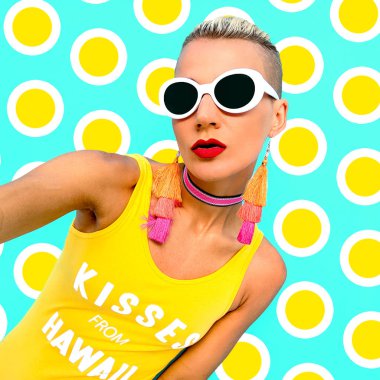 Sarışın moda yaz aksesuarları. Güneş gözlüğü ve küpe. Mayo Hawaii tarzı
