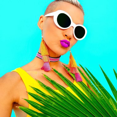 Şık aksesuarlar tropikal Swag kız. Gerdanlık, güneş gözlüğü, küpe. Plaj moda kavramı