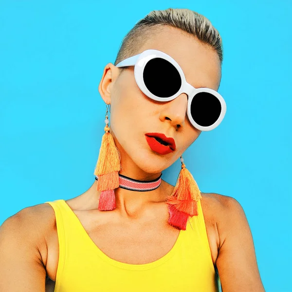 Blondine Modischen Sommeraccessoires Sonnenbrille Und Ohrringe Hawaiianischer Stil — Stockfoto