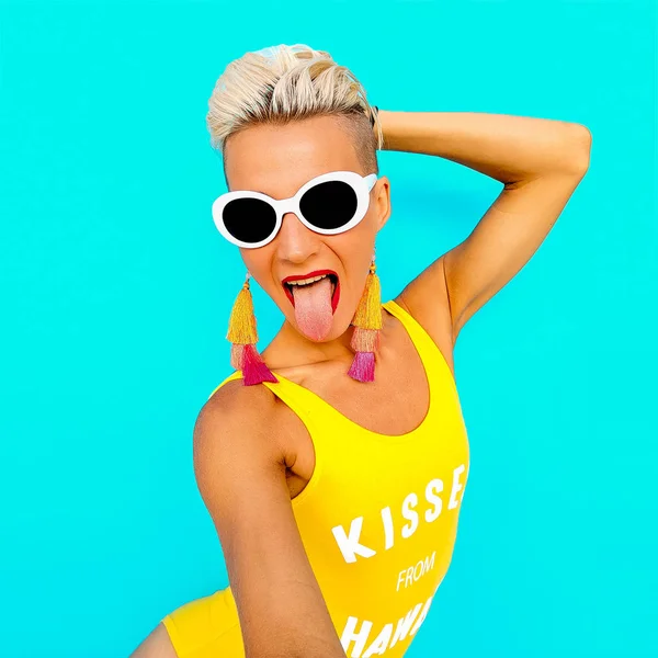 Oynak sarışın yaz plaj bak. Beach parti çılgın vibes