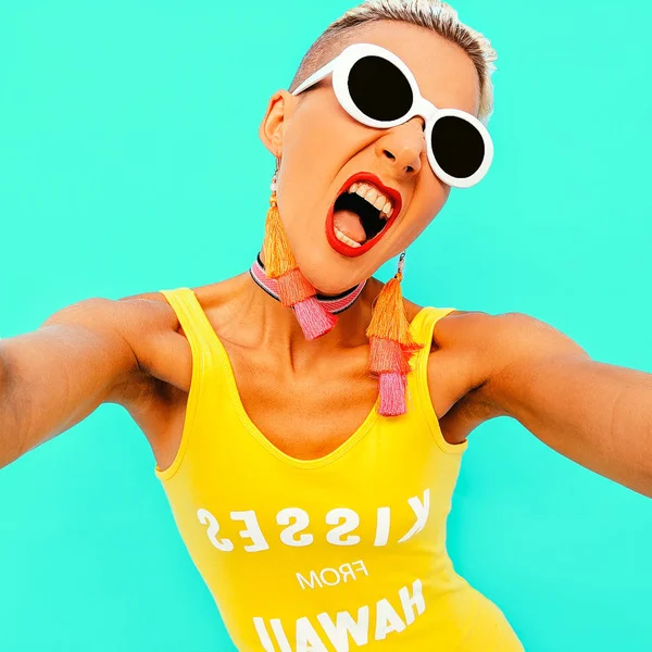 Plaj partisi vibes. Yağma sarışın plaj kıyafeti. Deli, tatil seviyorum