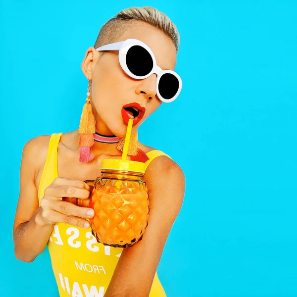 Şık sarışın trendy plaj aksesuarları ve güler yüzlü kokteyl. Plaj partisi bakmak