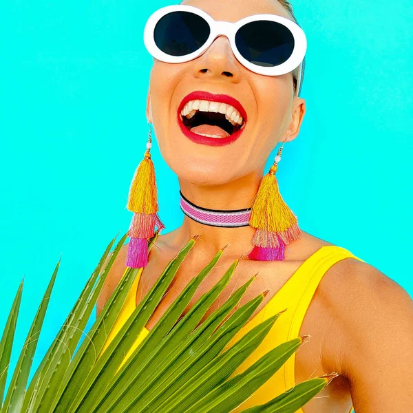 Modelo Tropical Acessórios Elegantes Gargantilha Óculos Sol Brincos Conceito Moda — Fotografia de Stock