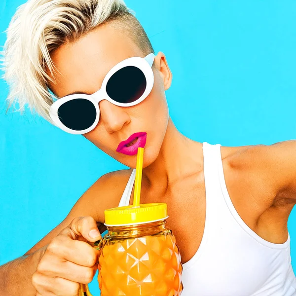 Stylový Sexy Dovolenou Blond Módní Pláže Vzhled Smoothie Koktejl Beach — Stock fotografie