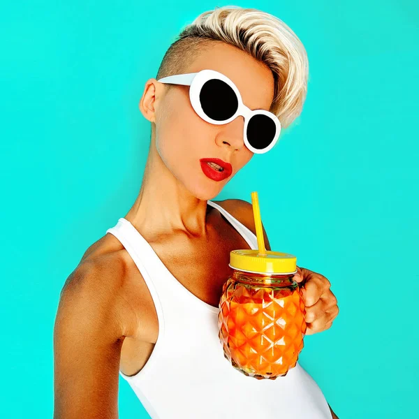 Şık seksi tatil sarışın trendy plaj göz ve güler yüzlü kokteyl. Beach Party kıyafeti