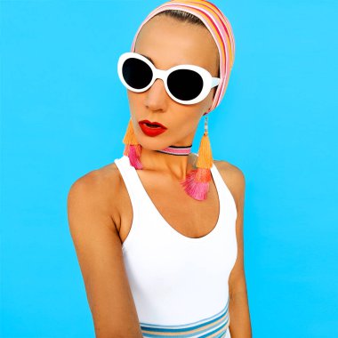 Şık plaj aksesuarları bayan. Güneş gözlüğü, küpe, gerdanlık. Yaz moda plaj bak