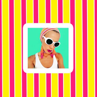 Renkli Bayan şık plaj aksesuarları. Güneş gözlüğü, küpe, gerdanlık. Yaz moda bak