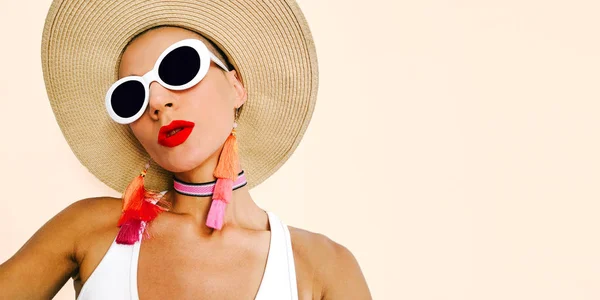 Modelo Accesorios Playa Con Estilo Gafas Sol Pendientes Sombrero Look —  Fotos de Stock