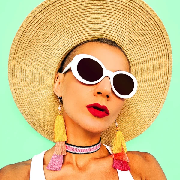 Ragazza Eleganti Accessori Spiaggia Occhiali Sole Orecchini Cappello Look Moda — Foto Stock
