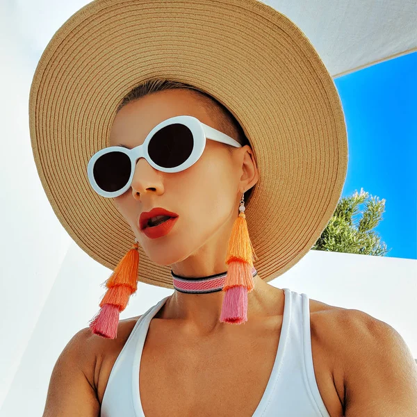 Şık plaj aksesuarları bayan. Beach tatil ruh hali. Plaj giyim kıyafet