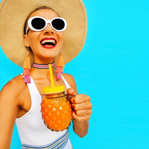 Happy Fashion Lady Dalam Gaya Aksesoris Pantai Suasana Liburan Pantai — Stok Foto