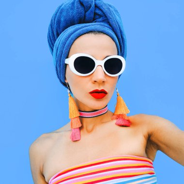 Şık plaj aksesuarları kız. Baş eşarp, güneş gözlüğü ve küpe. Plaj moda bakmak