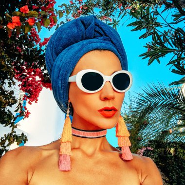 Göz alıcı adı ne? Afrika tarzı. Moda aksesuarları başörtüsü küpe güneş gözlüğü