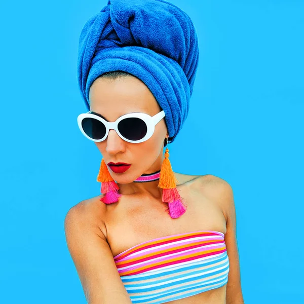 Дама Модных Пляжных Аксессуарах Платок Солнечные Очки Серьги Пляжная Мода — стоковое фото