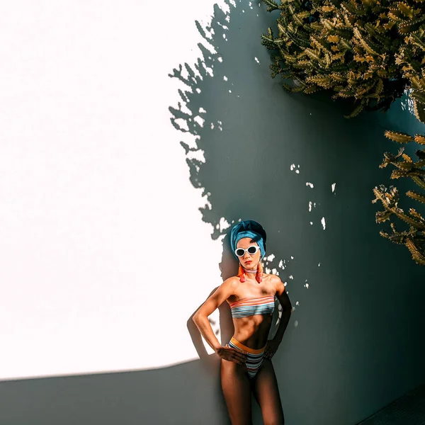 Kız Plaj Kıyafeti Moda Aksesuarları Başörtüsü Küpe Güneş Gözlüğü — Stok fotoğraf