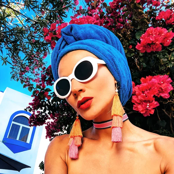 Glamorous Lady Outdoor Cachecol Cabeça Acessório Elegante Brincos Óculos Sol — Fotografia de Stock