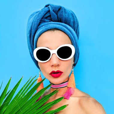 Kız Afrika tarzı ile bir başörtüsü, güneş gözlüğü ve küpe. Plaj moda kavramı