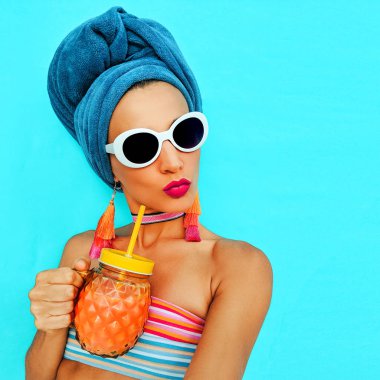 Kız Afrika Beach parti tarzı ile bir başörtüsü, güneş gözlüğü ve küpe. Tatil vibes