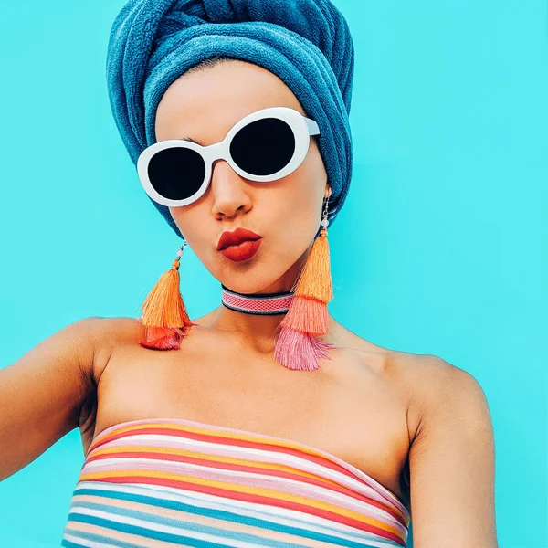 Lady Afrikaanse Stijl Met Een Hoofddoek Zonnebril Oorbellen Beach Fashion — Stockfoto