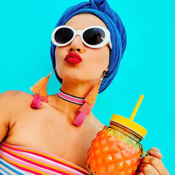 Flicka Afrikanska Beach Party Stil Sommar Modeaccessoarer Huvudduk Örhängen Glasögon — Stockfoto