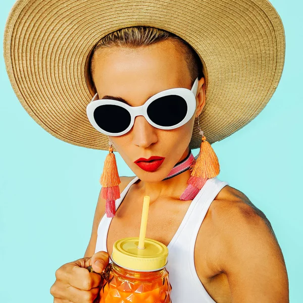 Señora Moda Accesorios Brillantes Verano Sombrero Gafas Sol Pendientes Playa — Foto de Stock