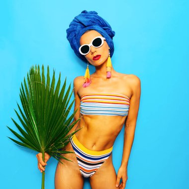 Moda plaj aksesuarları model. Baş eşarp, güneş gözlüğü ve küpe. Plaj moda mayo. Afrika tarzı
