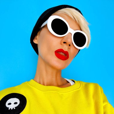 Portre Bright Hipster Tom çocuk kız içinde şık aksesuar bere ve gözlük. Kentsel bakmak