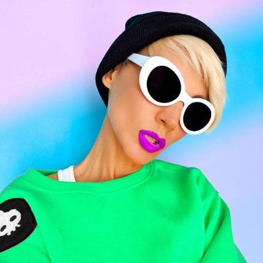 Tom çocuk kız içinde şık aksesuar bere ve gözlük. Kentsel moda patenci ruh hali