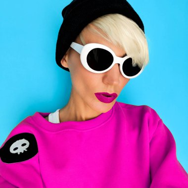 Tom çocuk kız içinde şık aksesuar bere ve gözlük. Kentsel moda patenci vibes