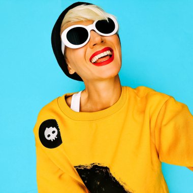  Tom çocuk kız içinde şık aksesuar bere ve gözlük. Kentsel moda patenci kız