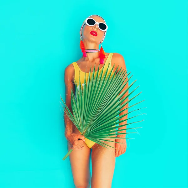 Beach Girl Look Tropical Moda Elegante Traje Baño Accesorios Moda —  Fotos de Stock