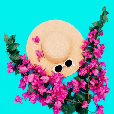 Yaz aksesuar şapka ve güneş gözlüğü. Plaj tatil düz yatıyordu sanat