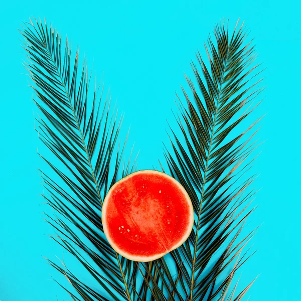Wassermelone Und Palme Auf Blauem Hintergrund Flach Lag Minimale Vegane — Stockfoto