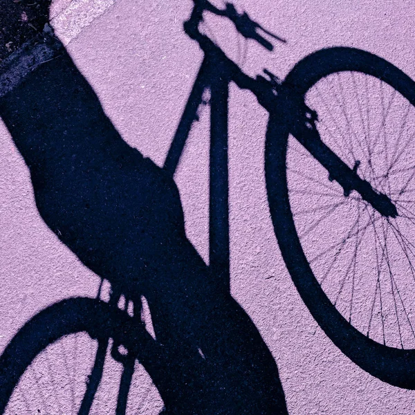 Теневой Велосипедист Минимальный Дизайн — стоковое фото