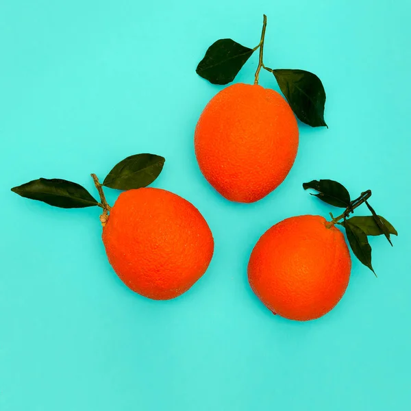 Oranges Fraîches Sur Fond Bleu Art Plat Minimal Laïc — Photo