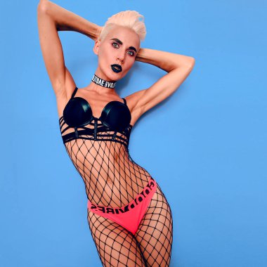 Gece parti tarzı. Yağma sarışın model. Gece kulübü vibes