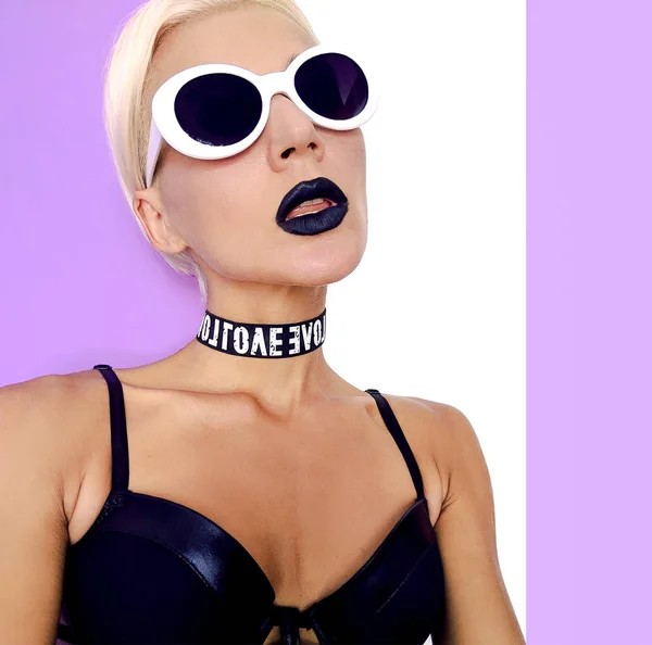 Mode Blondes Modell Stilvollen Accessoires Choker Und Sonnenbrille — Stockfoto