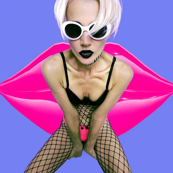 Blonde Model Stijlvolle Clubbing Spullen Freak Partij Dans Clubbing Outfit — Stockfoto