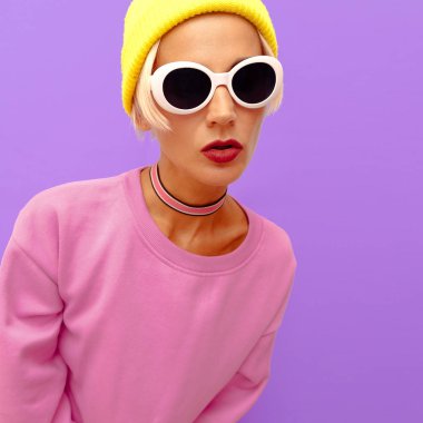 Şık kız moda aksesuarları. Beanie Cap, güneş gözlüğü ve gerdanlık. Vanilya moda vibes