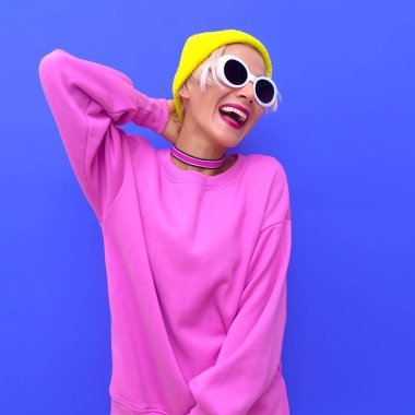 Şık mutlu kız moda aksesuarları. Beanie Cap, güneş gözlüğü ve gerdanlık. Renkli trendy vibes