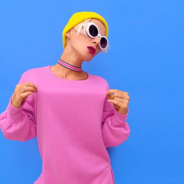 Şık yağma kız moda aksesuarları. Beanie Cap, güneş gözlüğü ve gerdanlık. Pembe renkli vibes