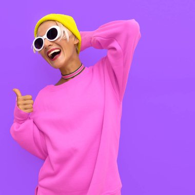 Moda aksesuarları bir gülücük. Beanie Cap, güneş gözlüğü ve gerdanlık. Renkli moda kentsel vibes