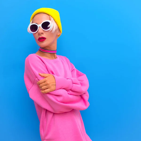 Blondynka Akcesoria Mody Czapka Okulary Przeciwsłoneczne Naszyjnik Kolorowe Modnej Ulicy — Zdjęcie stockowe