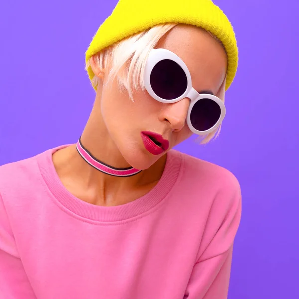 Blonde Model Fashion Accessories Beanie Cap Sunglasses Choker Colorful Trendy — Stock Photo, Image